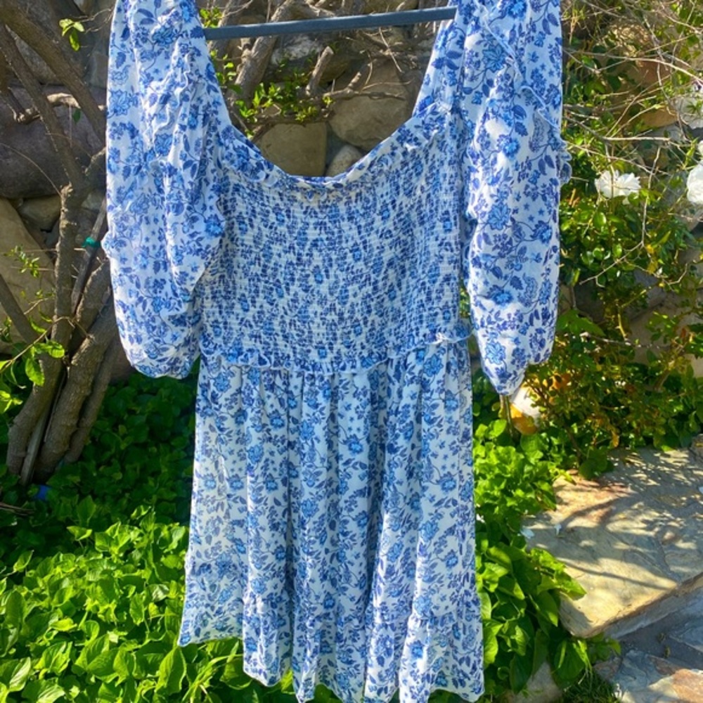 SUPER NATURAL by Secret Mission blue/white floral dress w/ruffles. FLATTERING 💙